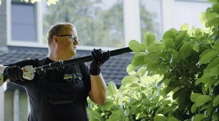 Hovenier onderhoudt beplanting op zakelijk terrein