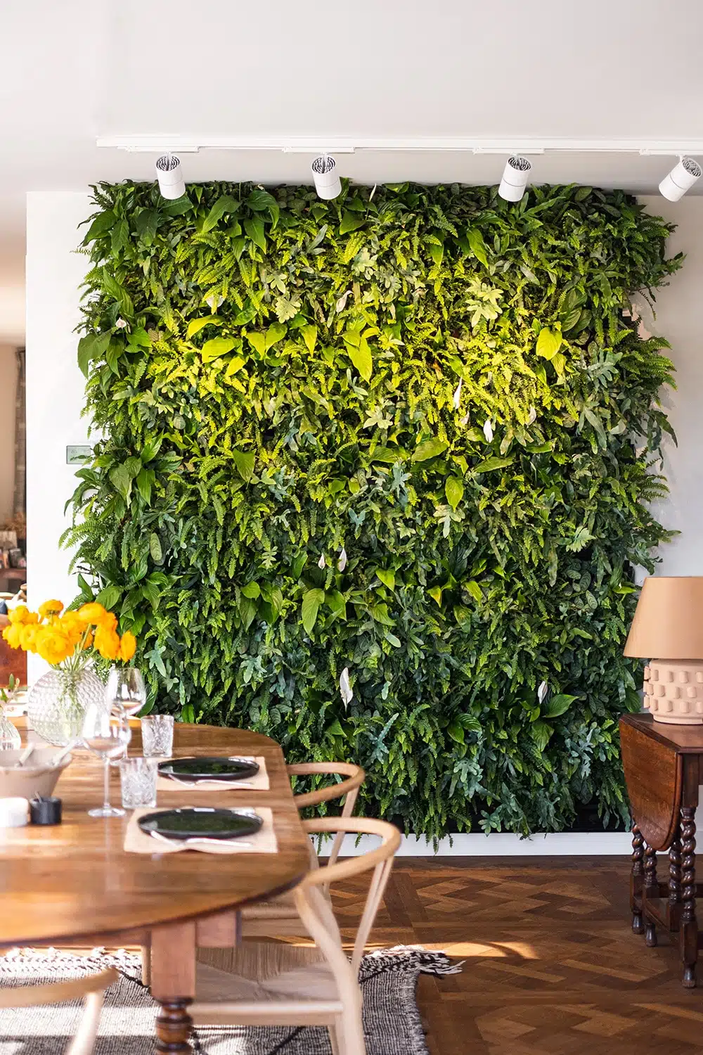 Groene wand in interieur door DIM groen