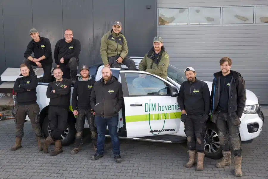 Het DIM-team voor houtbouw en hoveniers bij de bedrijfsbus in Leek