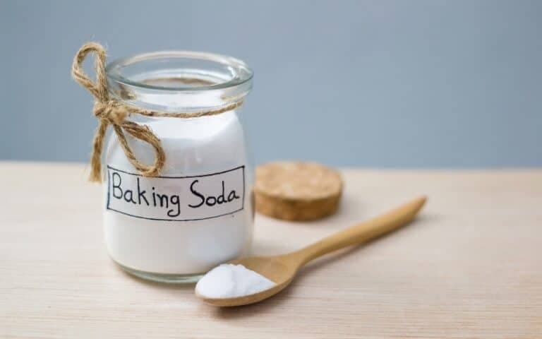 Groene aanslag verwijderen met baking soda