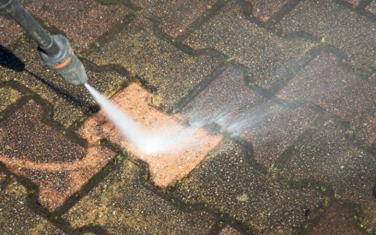 Groene aanslag verwijderen met een hogedrukreiniger