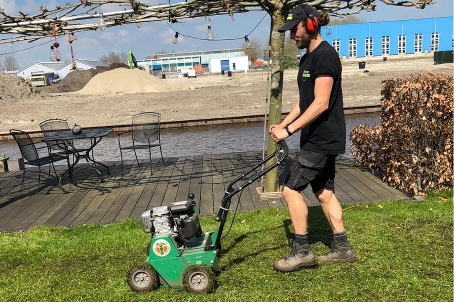 Gazon verticuteren in het najaar