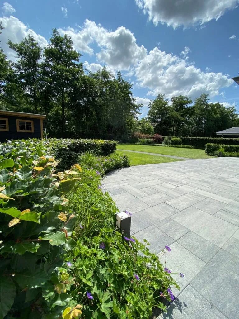 Terras met beplantingsvakken in natuurlijke tuin