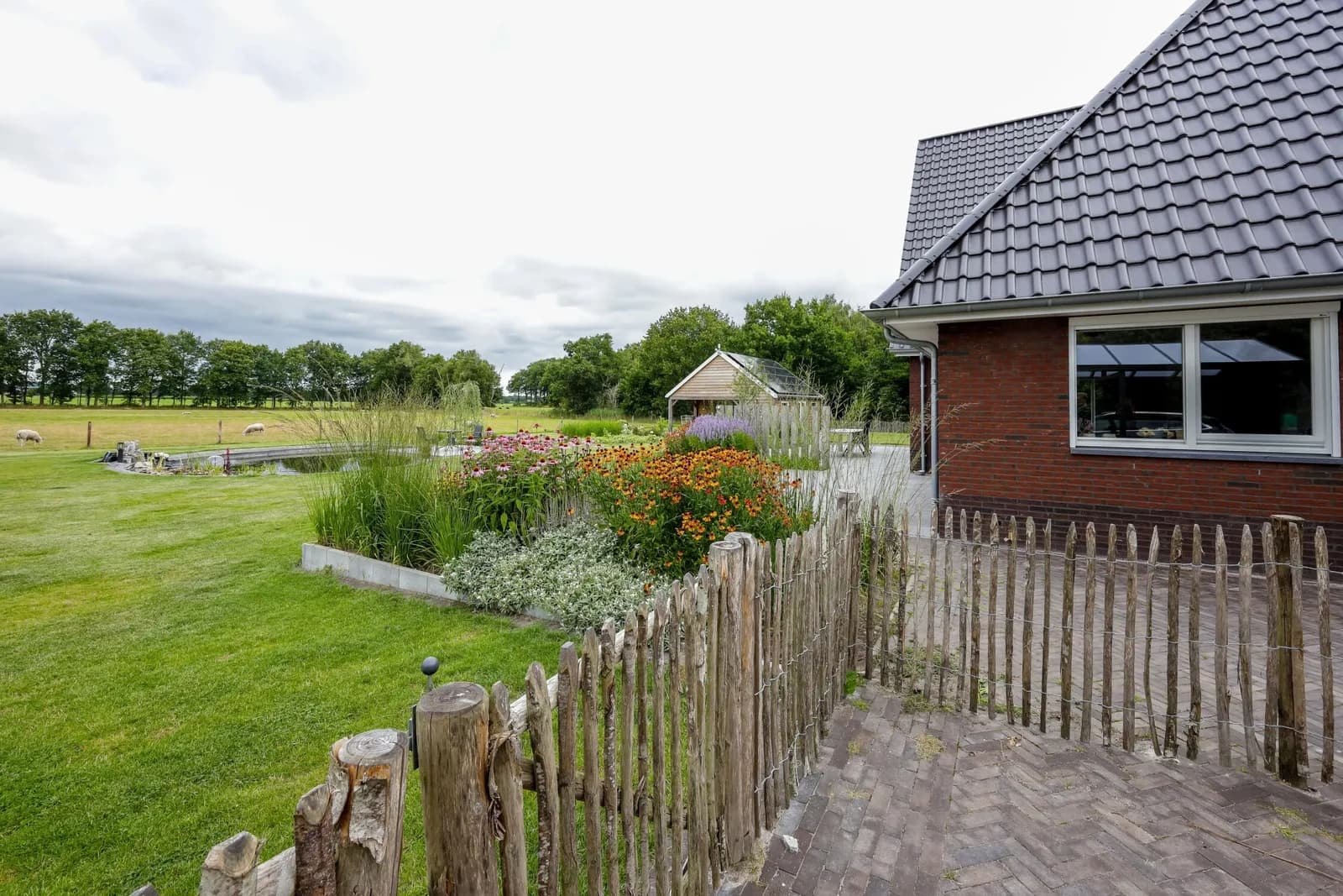 Landelijke tuin met vijver in Bakkeveen, beeld 2