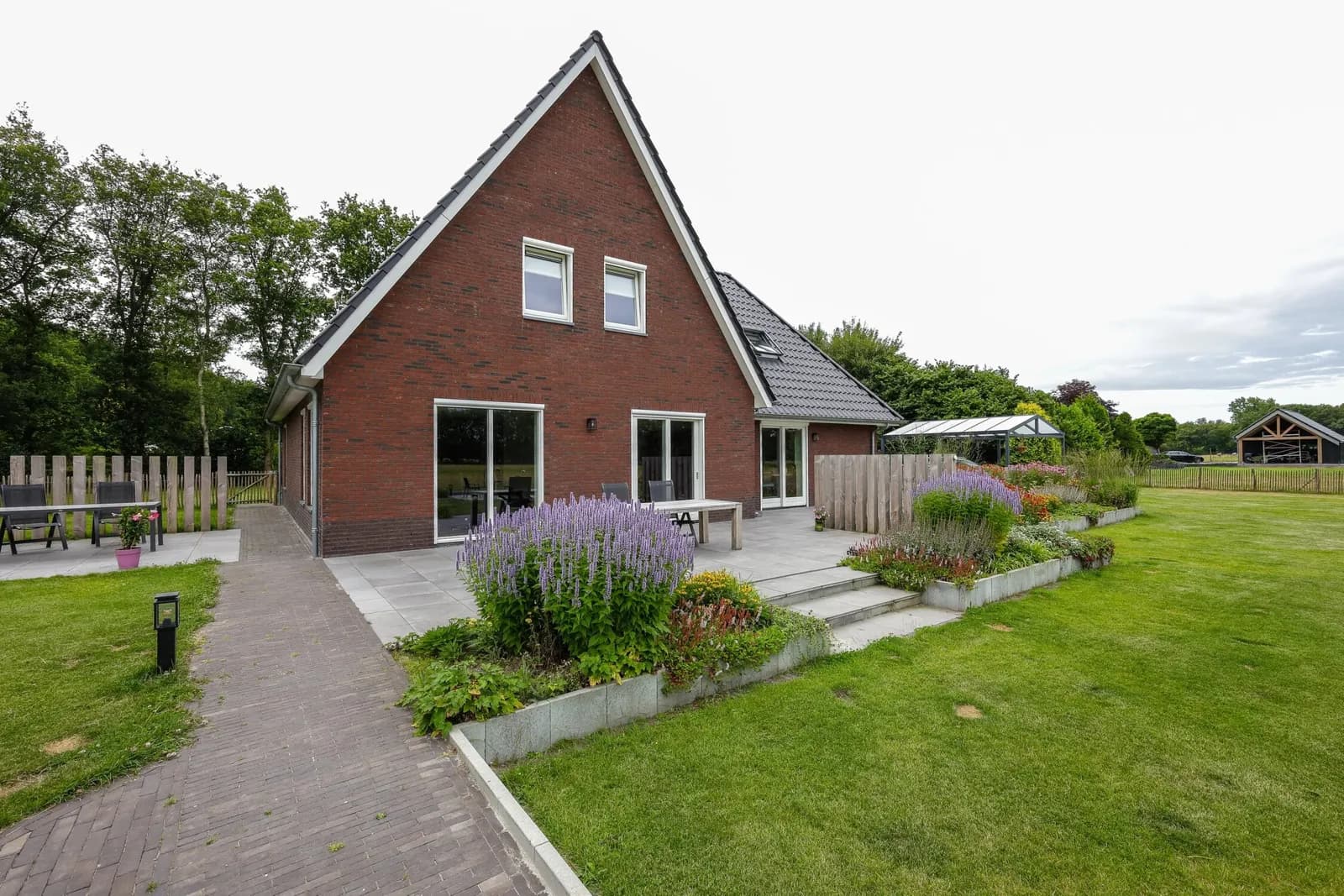 Landelijke tuin met vijver in Bakkeveen, beeld 9