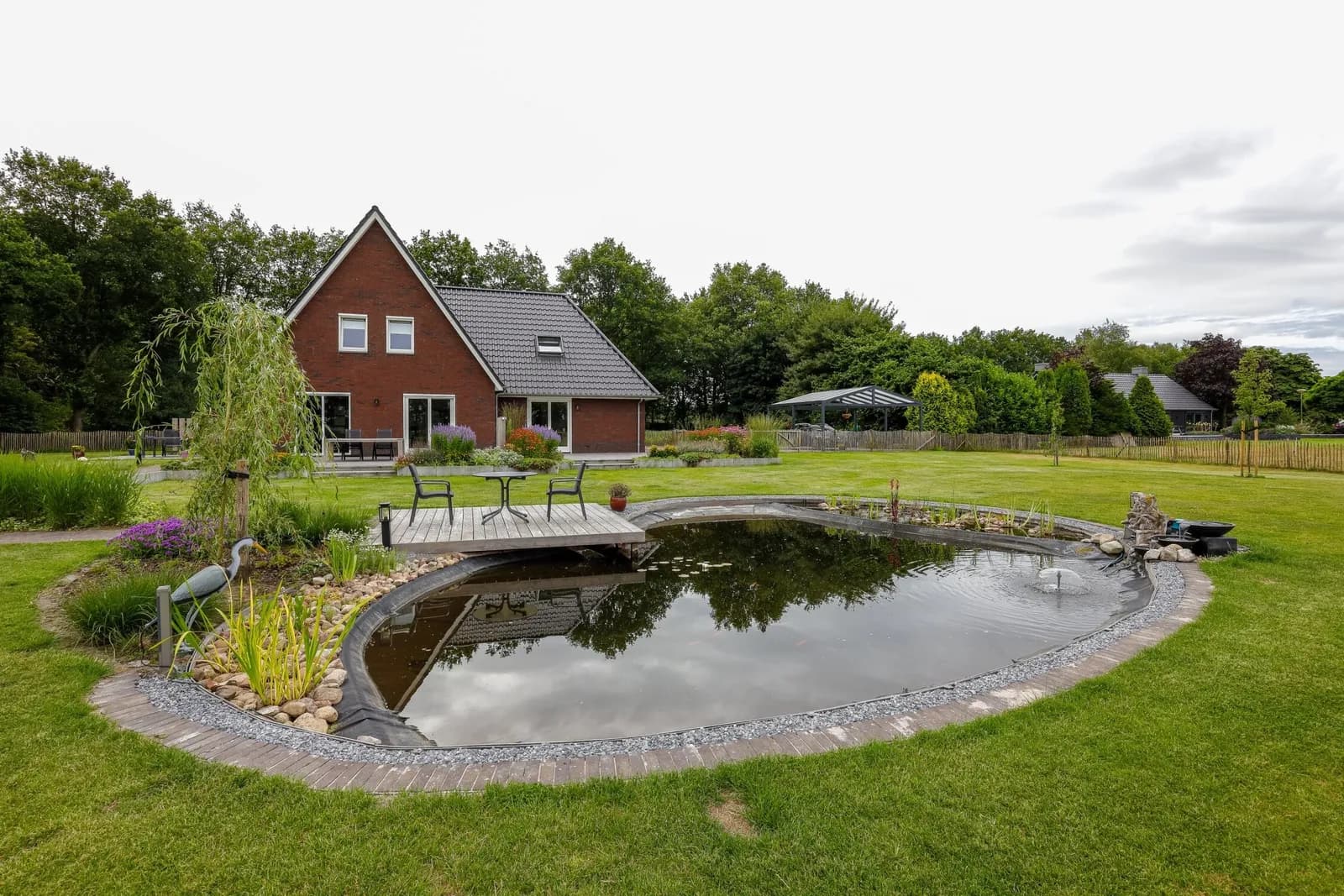 Landelijke tuin met vijver in Bakkeveen, beeld 10