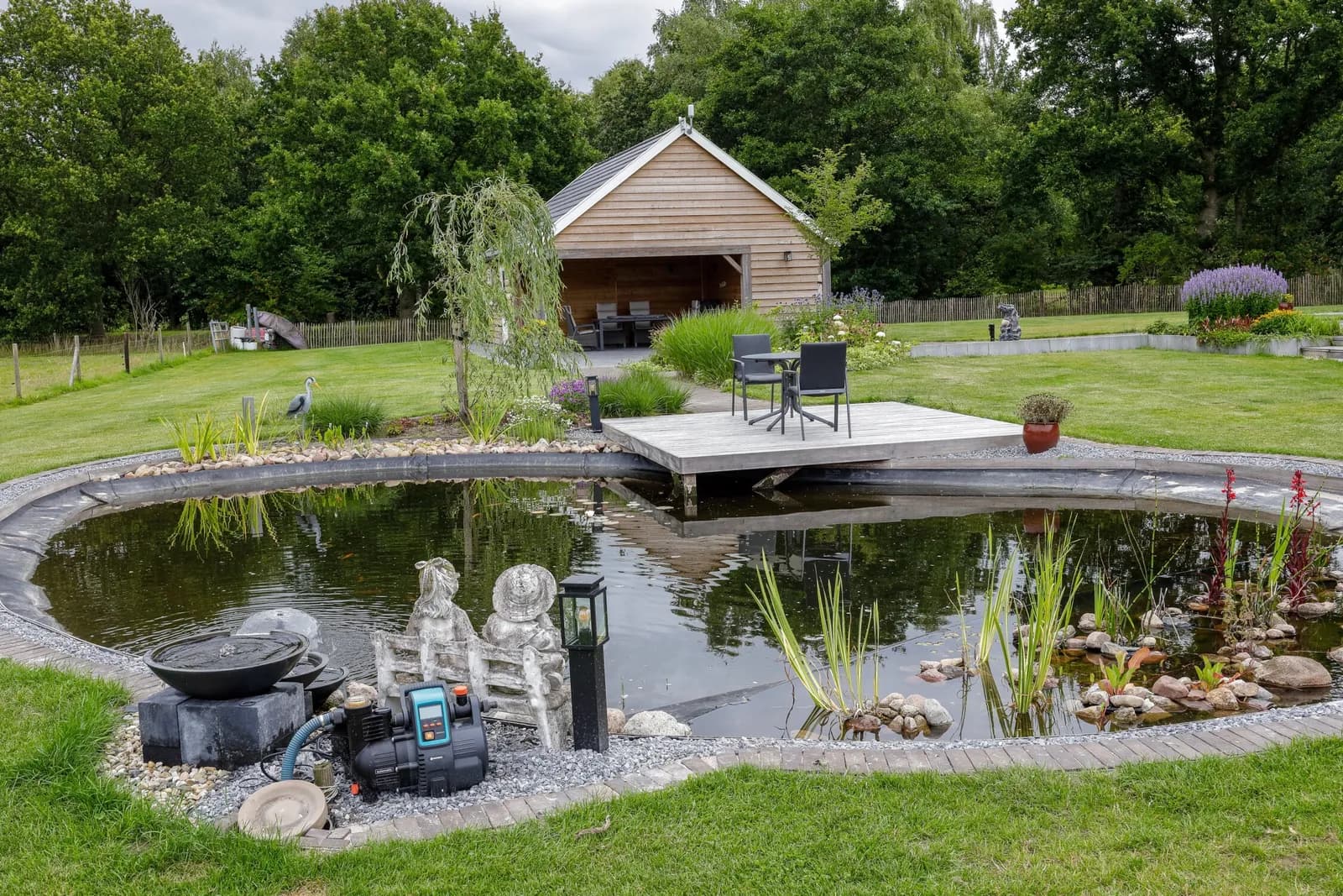 Landelijke tuin met vijver in Bakkeveen, beeld 11