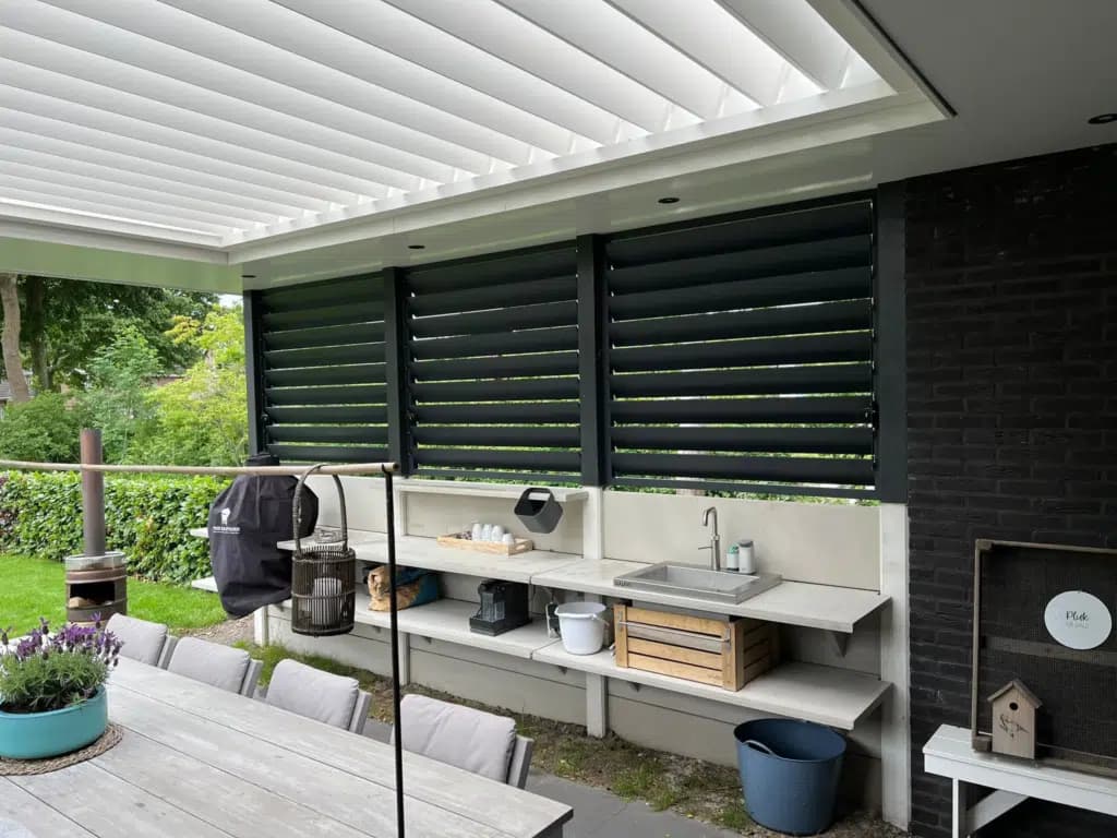Strakke, moderne overkapping aan de woning.