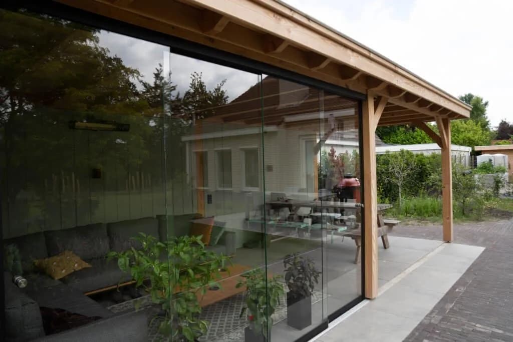 Moderne veranda met glazen schuifpanelen