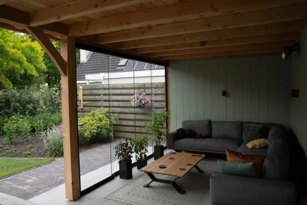 Zitgedeelte onder houten veranda