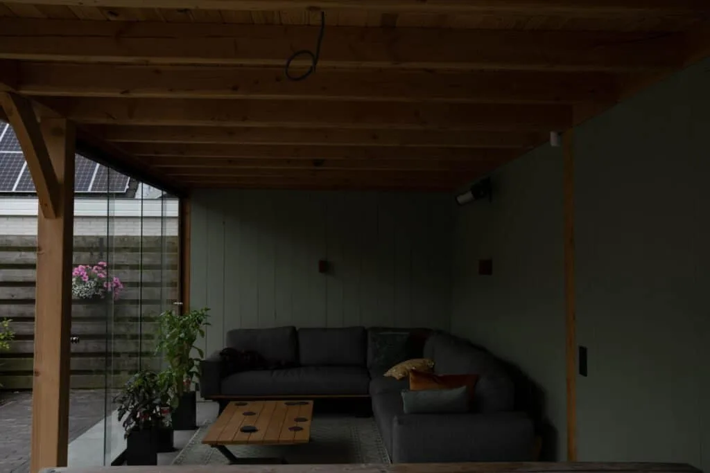 Interieur van de veranda met loungehoek