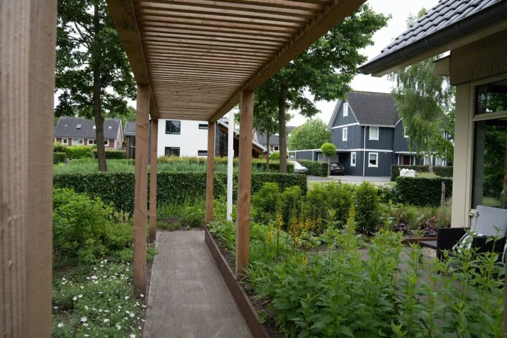 Houten pergola langs het tuinpad in Drachten