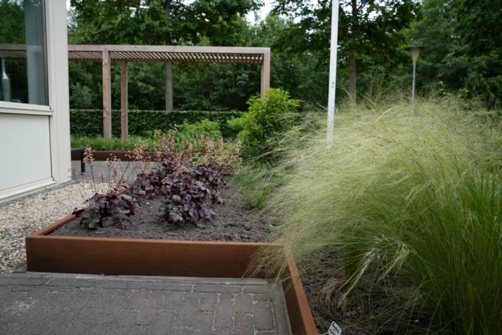 Cortenstalen bloembak met siergrassen en beplanting