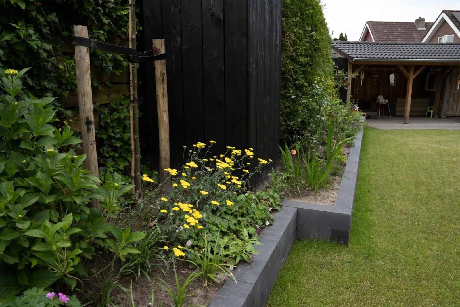 Kindvriendelijke tuin met loungeplek in Drachten, beeld 1