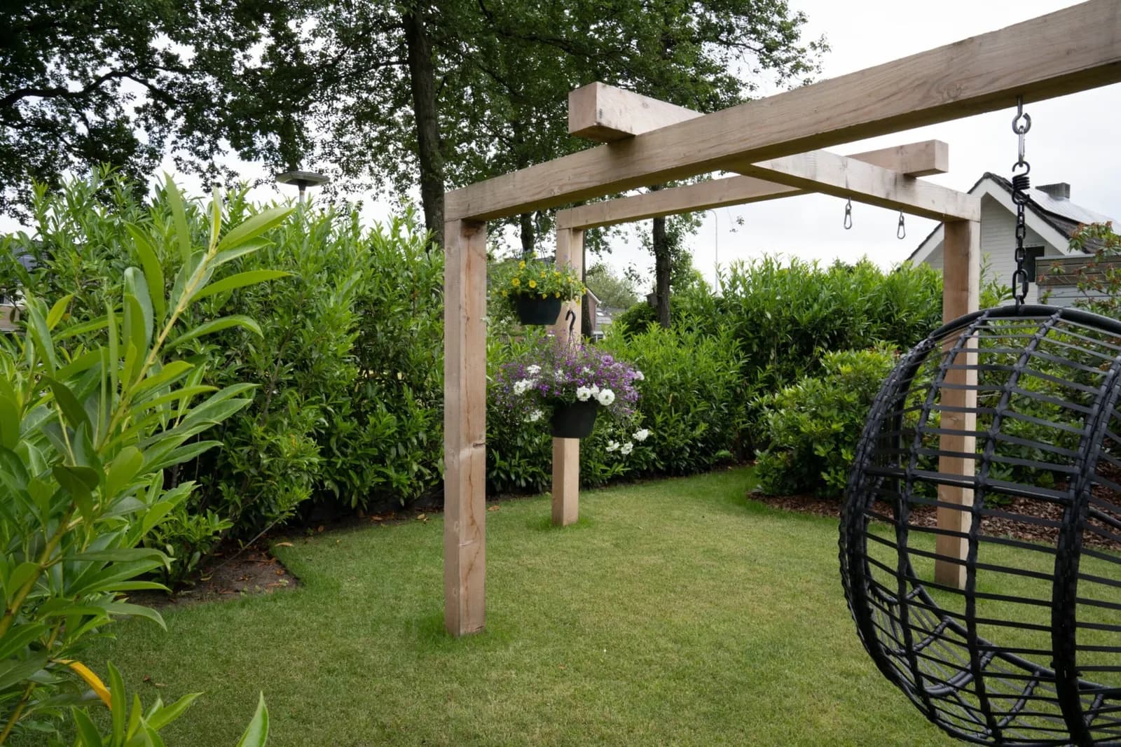 Kindvriendelijke tuin met loungeplek in Drachten, beeld 3