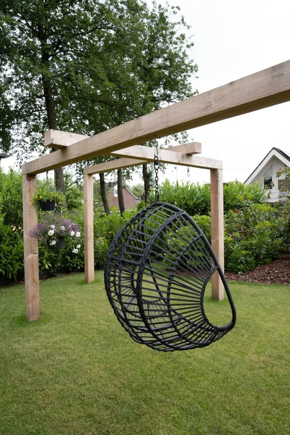 Kindvriendelijke tuin met loungeplek in Drachten, beeld 4