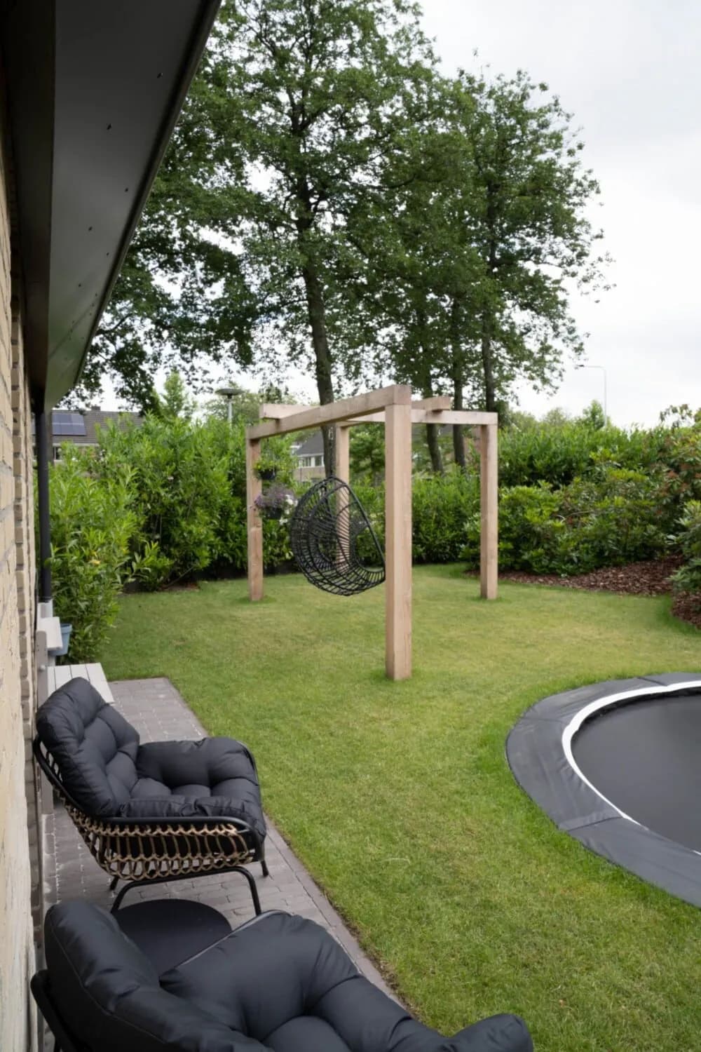 Kindvriendelijke tuin met loungeplek in Drachten, beeld 5