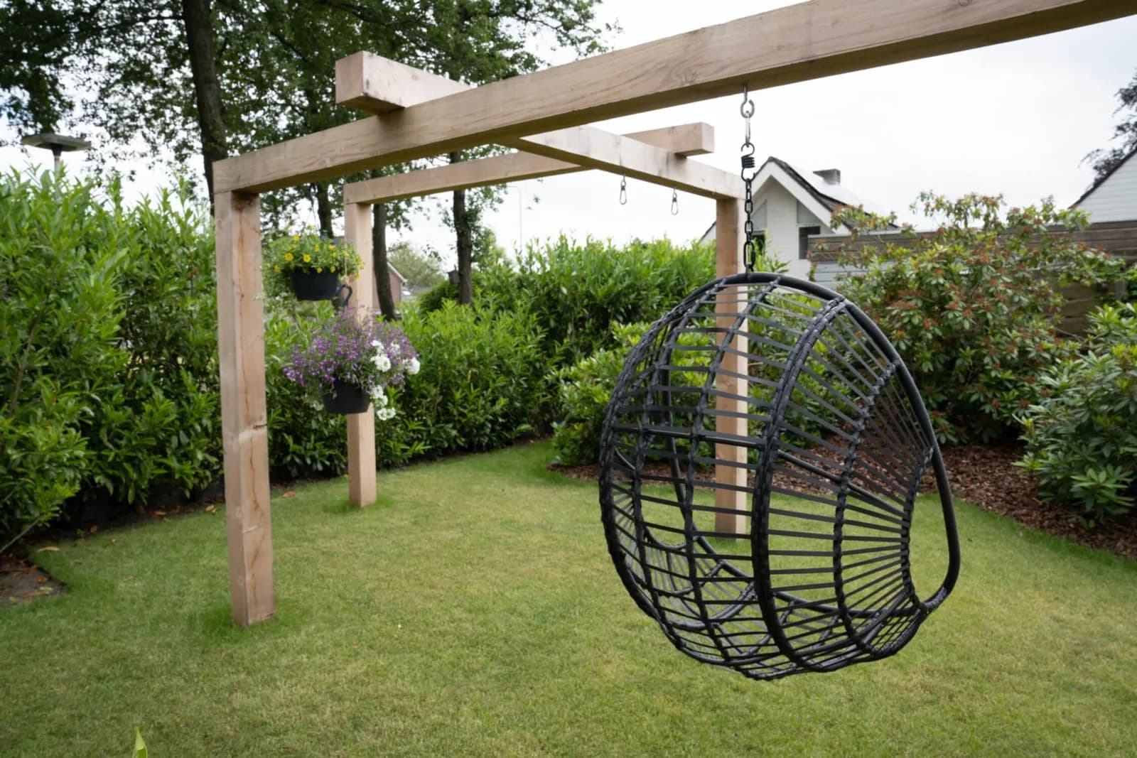 Kindvriendelijke tuin met loungeplek in Drachten