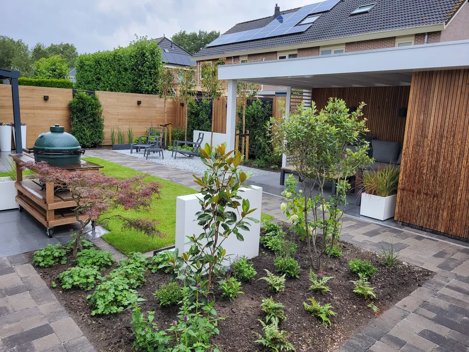 Rustgevende, luxueuze achtertuin met overkapping in Eelde