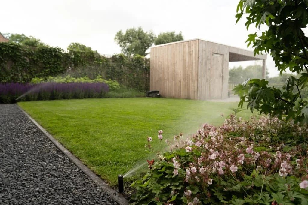 Onderhoudsvrije tuin aan het water in Leeuwarden, beeld 8