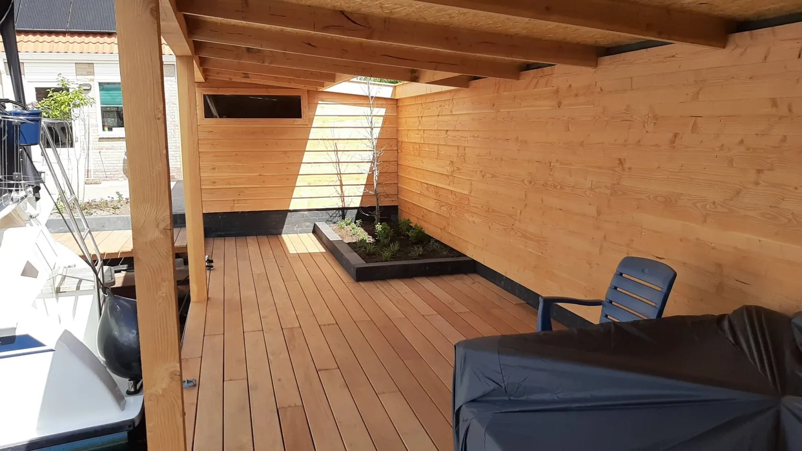Moderne tuin met overkapping in Lemmer, beeld 1