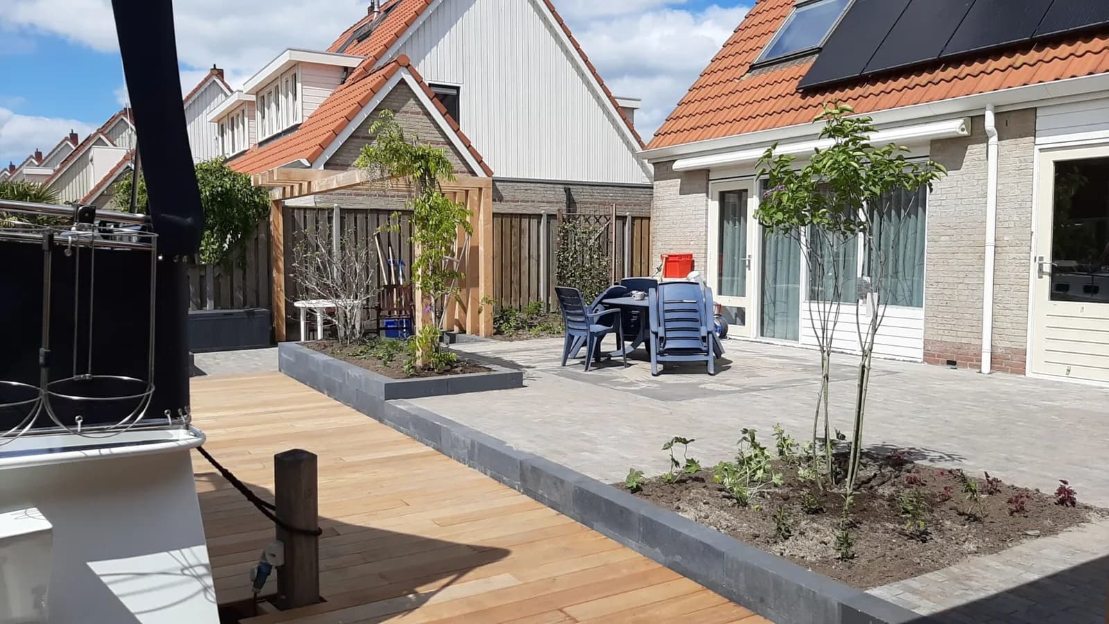 Moderne tuin met overkapping in Lemmer, beeld 2