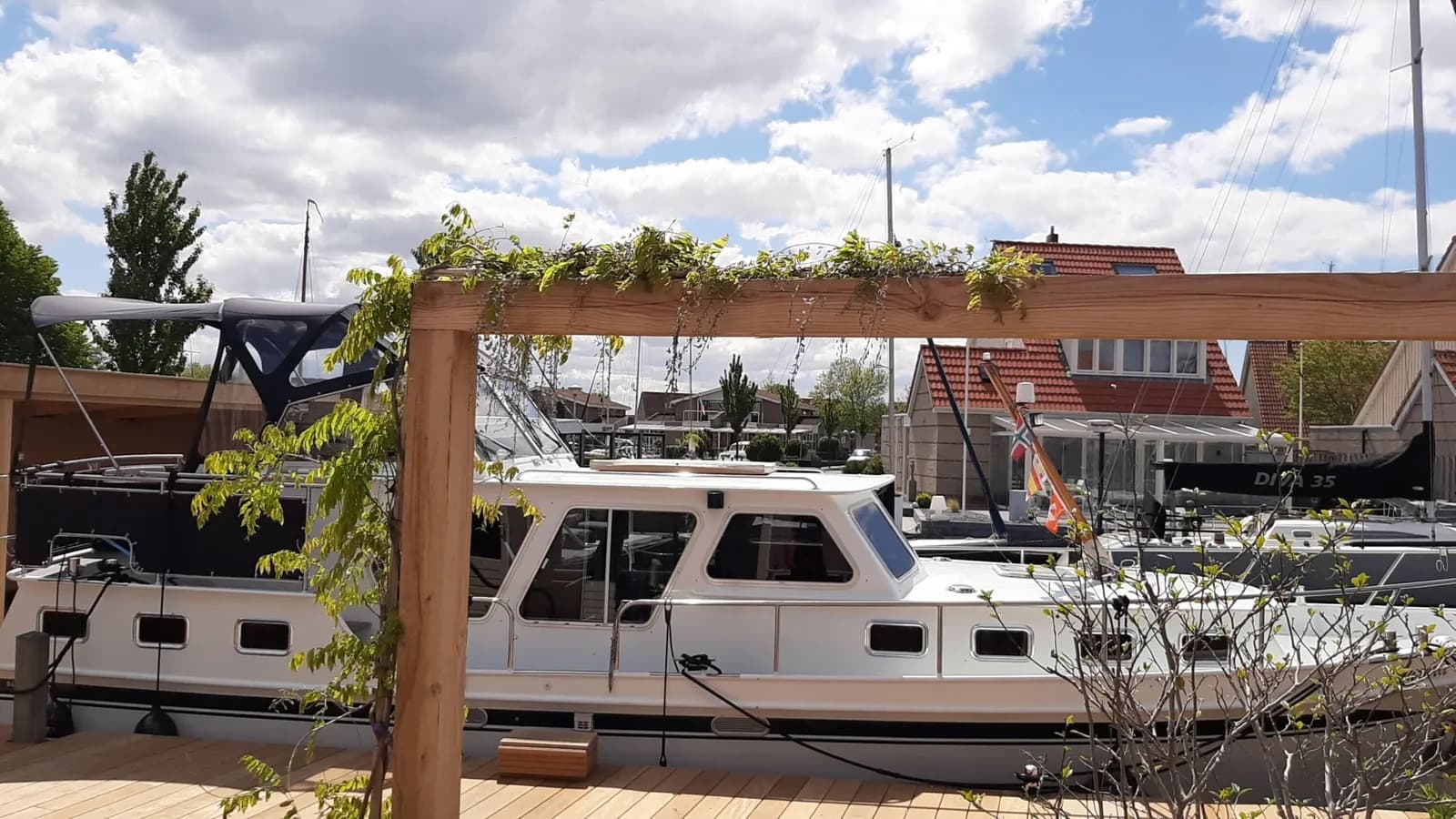 Moderne tuin met overkapping in Lemmer, beeld 3