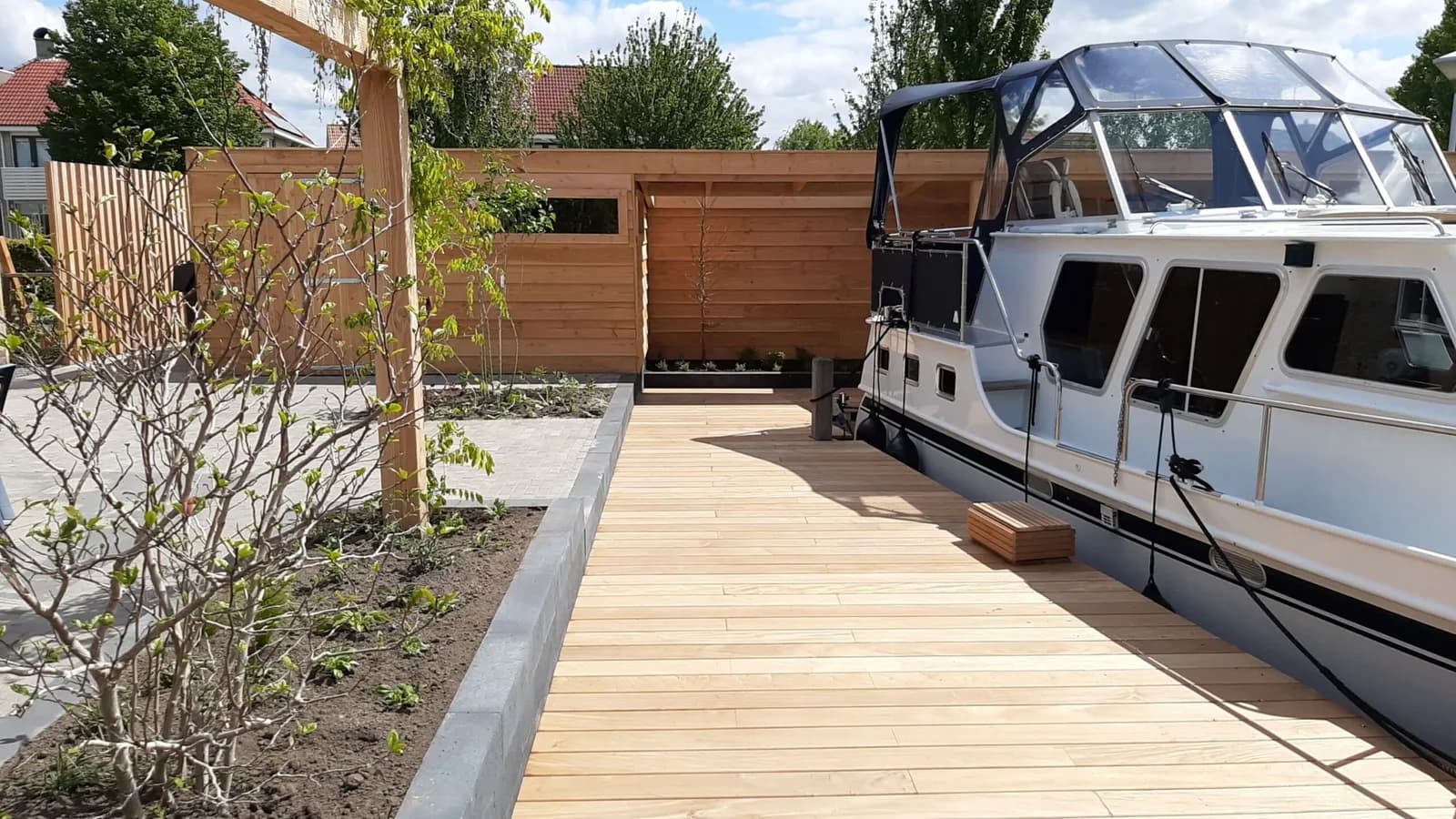 Moderne tuin met overkapping in Lemmer, beeld 4