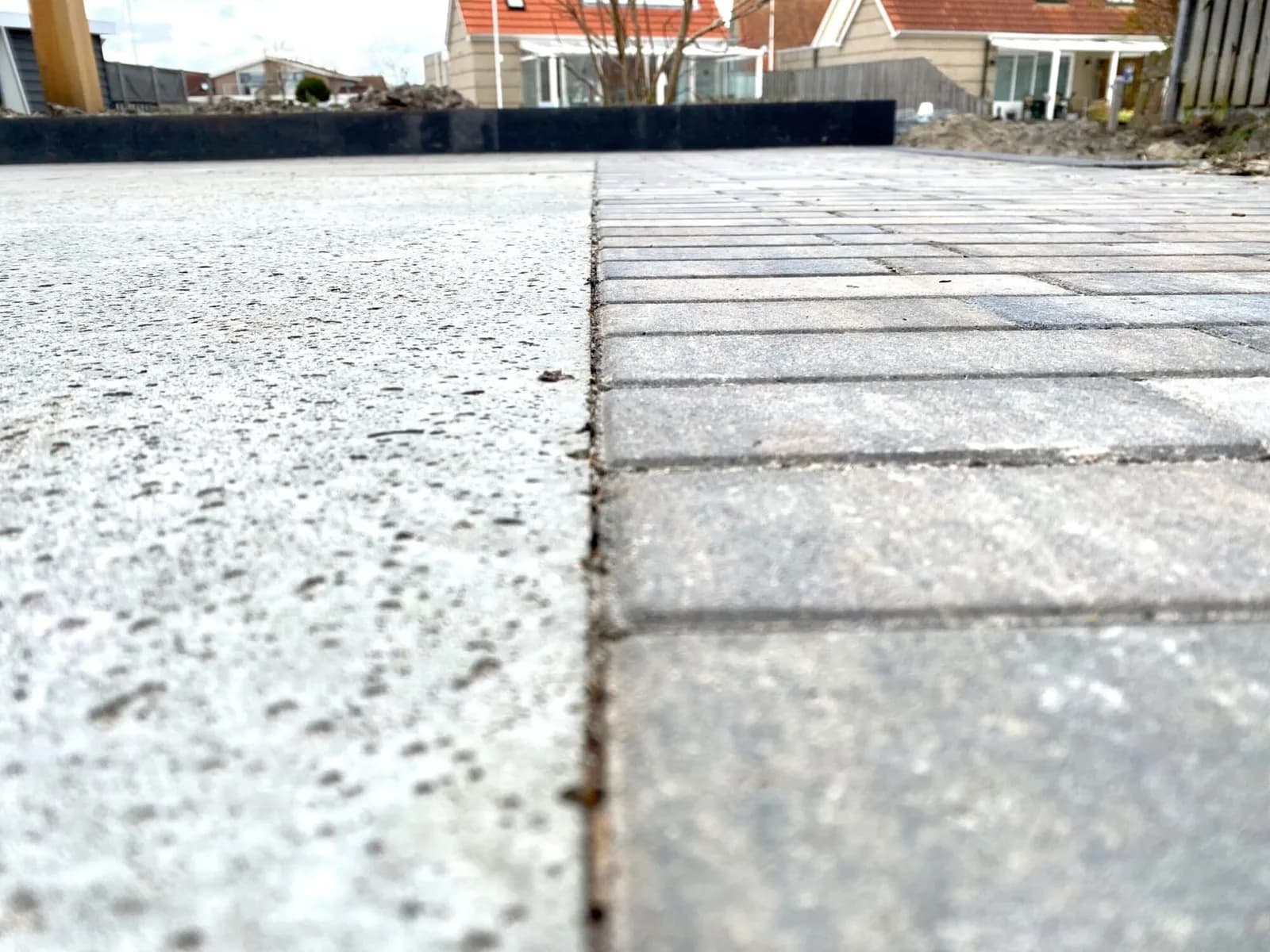 Moderne tuin met overkapping in Lemmer, beeld 5
