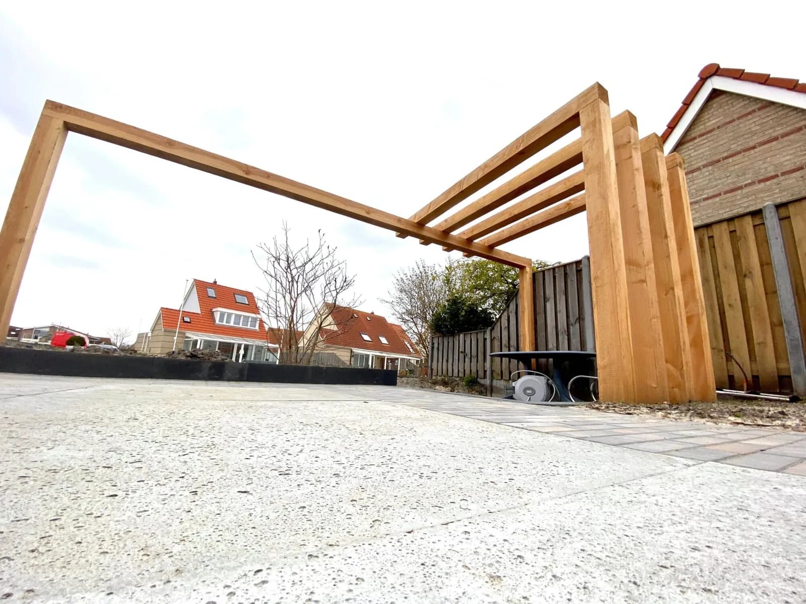 Moderne tuin met overkapping in Lemmer, beeld 7