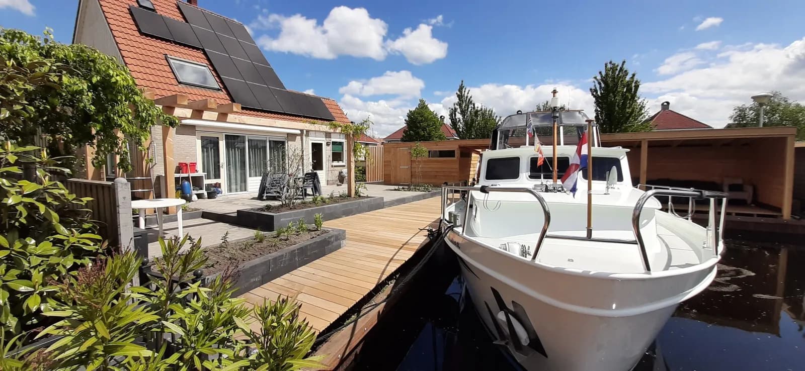 Moderne tuin met overkapping in Lemmer