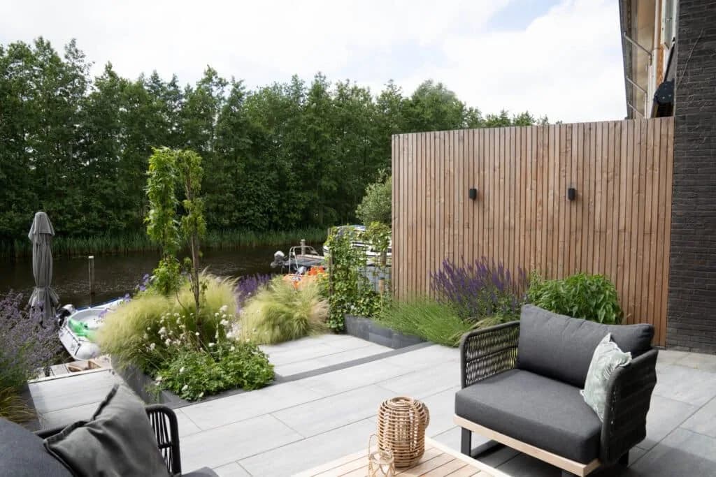 Tuin met verschillende niveaus aan het water in Drachten, beeld 1