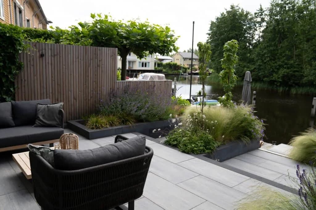 Tuin met verschillende niveaus aan het water in Drachten, beeld 2