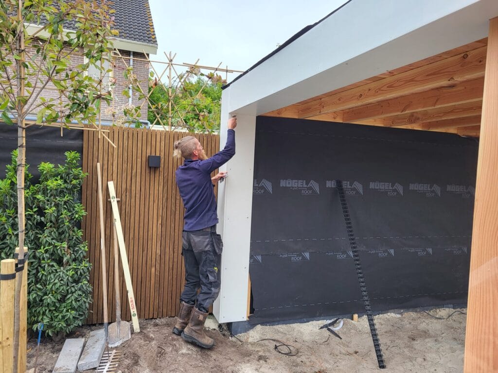 Plaatsen zonnepanelen op veranda