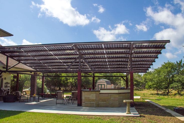 Zonnepanelen en houten overkapping