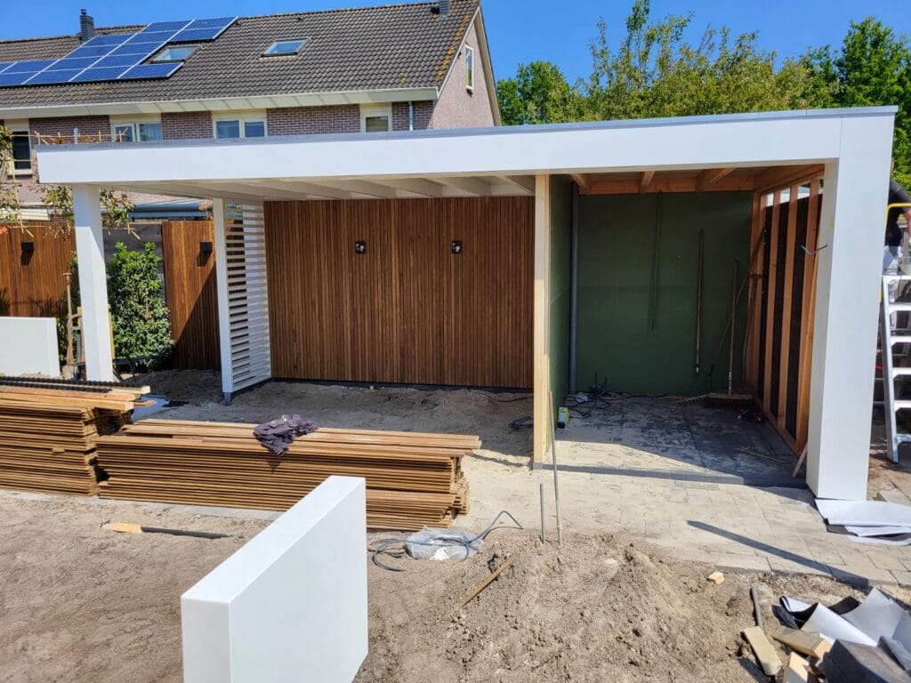 Houten overkapping in de maak Groningen