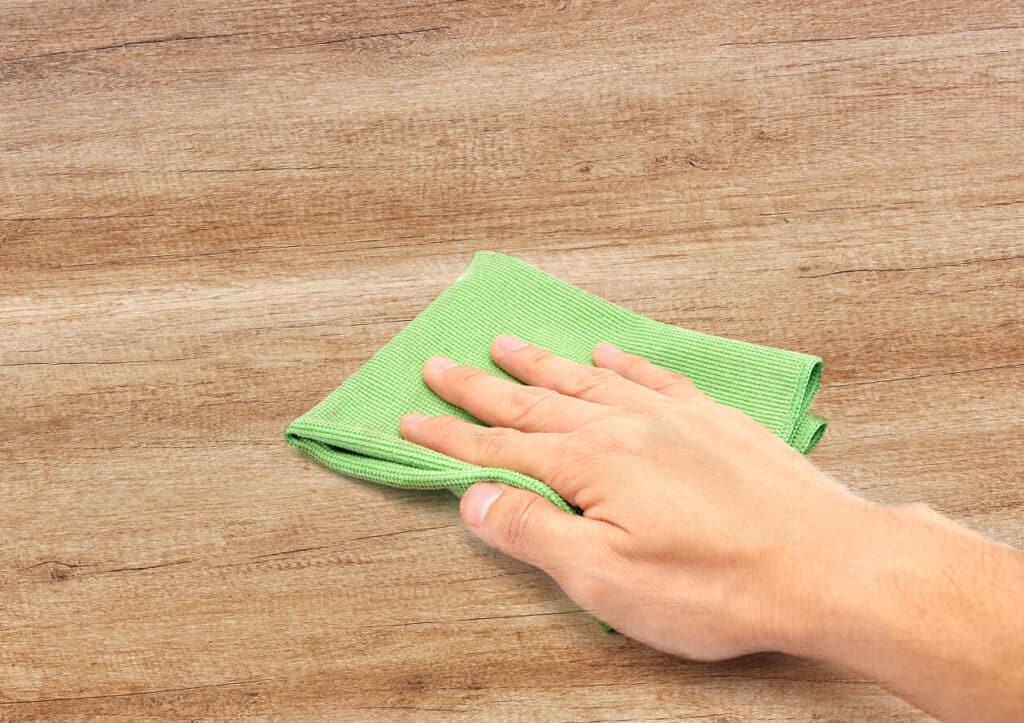 Schoonmaken stappen houten terrasoverkapping