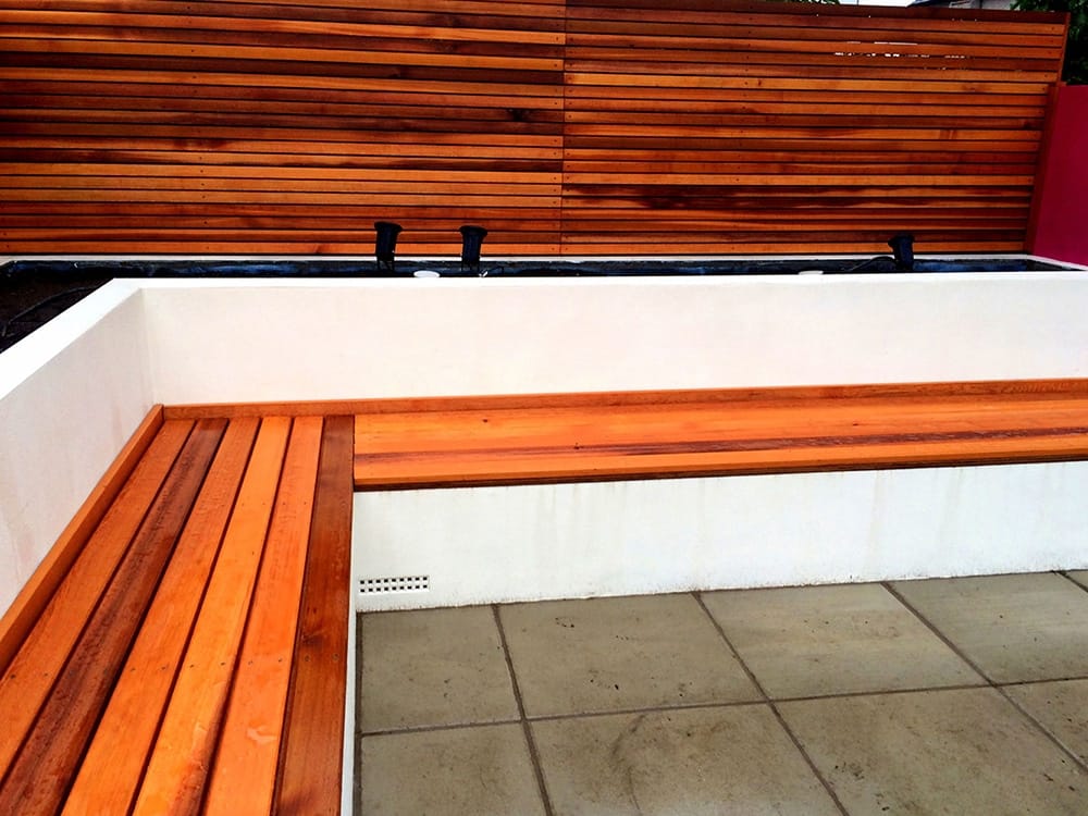 Gevelbekleding bankje en schutting tuin